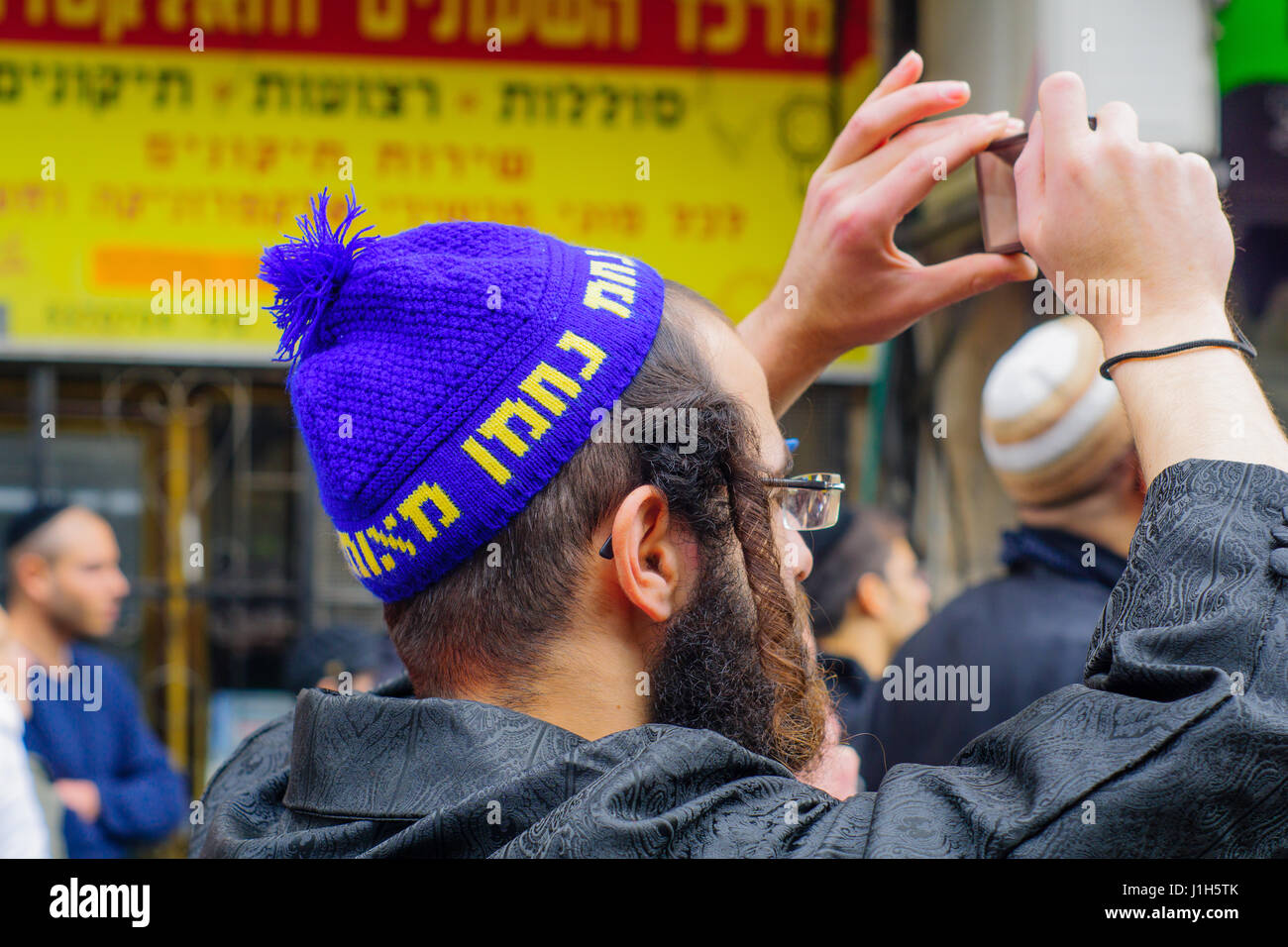 Gerusalemme, Israele - 13 Marzo 2017: Ultra-ebrea ortodossa, uomini nel complesso Mea Shearim quartiere, Gerusalemme, Israele Foto Stock