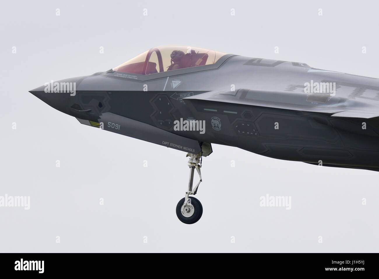F-35un fulmine II getti di 34FS da Hill Air Force Base Utah sono state la formazione con il Regno Unito in base F-15 aquile a RAF Lakenheath in Suffolk Foto Stock