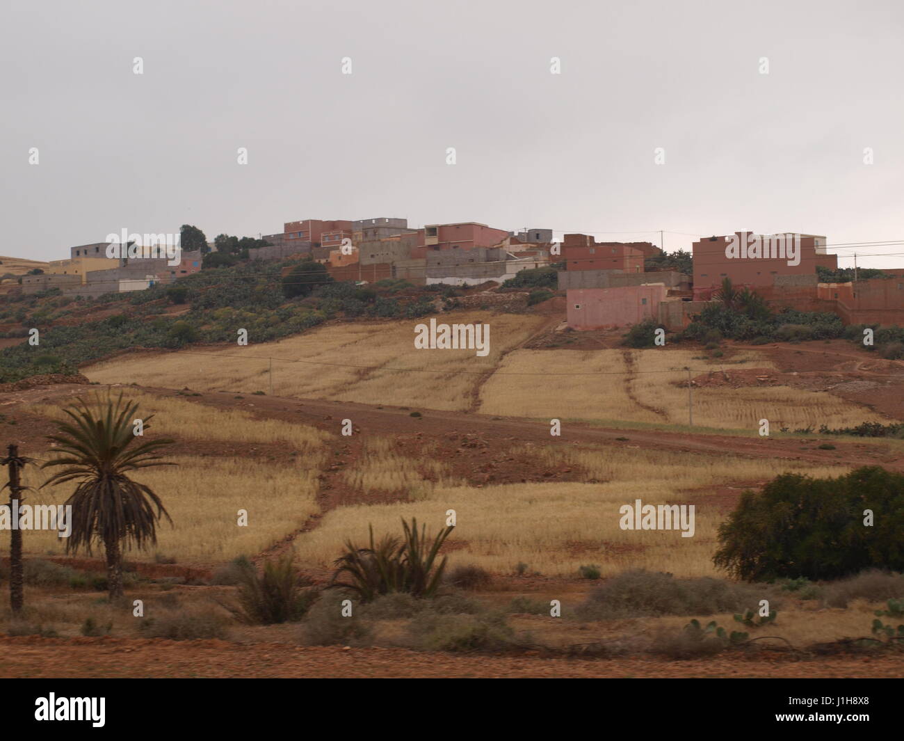 Mirleft Village Entre Ciel et le tradizioni berbères pour faire du surf, du parapente, des balades en ânes et découvrir la richesse de ce paga Le Maroc. Foto Stock