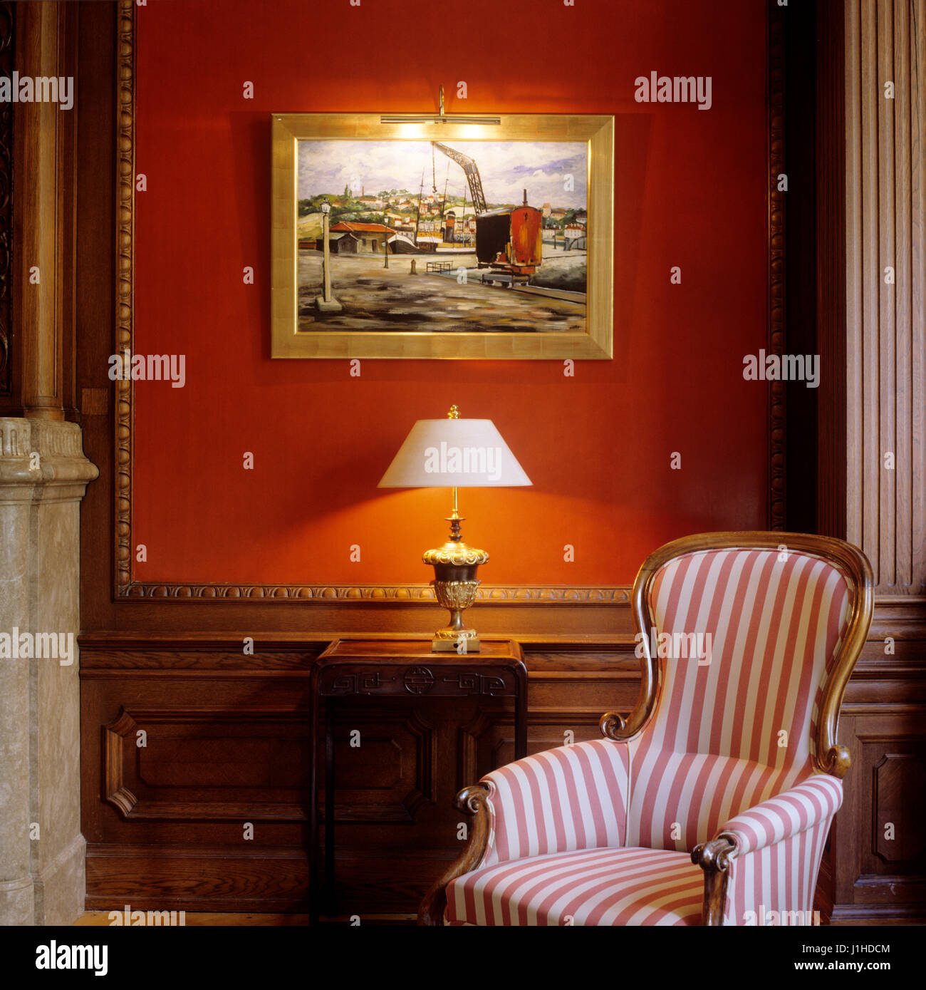 Poltrona a righe in stile biedermeier soggiorno Foto stock - Alamy