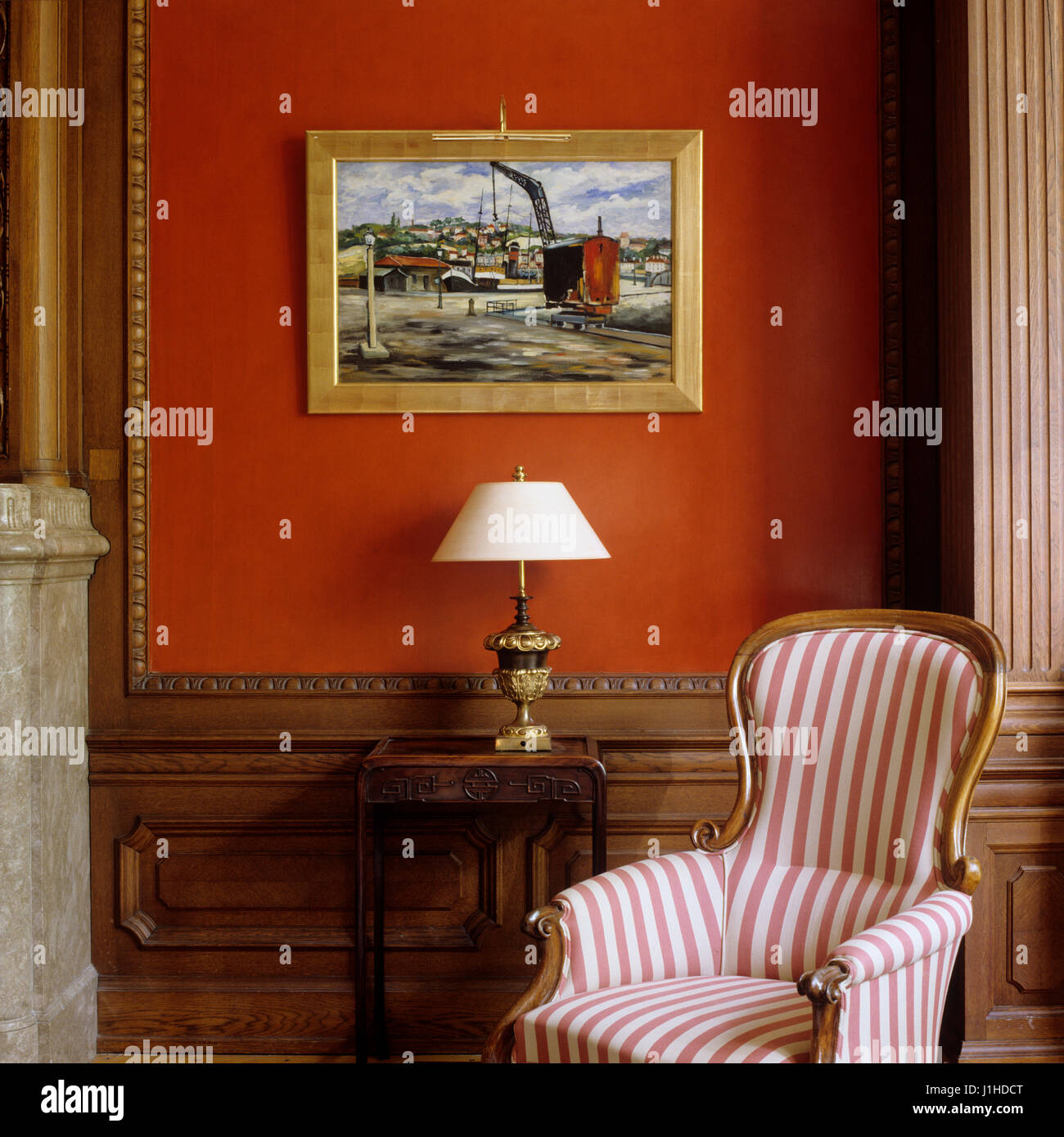 Poltrona a righe in stile biedermeier soggiorno. Foto Stock