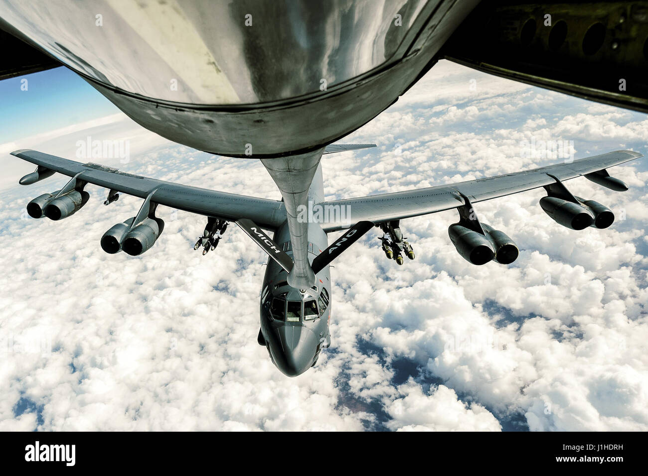 Air Force B Stratofortress refuels da un 340 Expeditionary Air Refuelling Squadron KC-135 Stratotanker Foto Stock