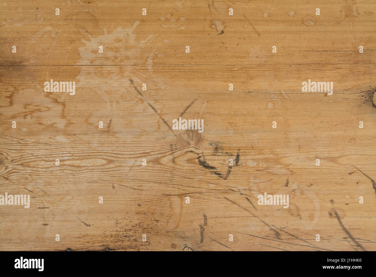 Macchie di acqua sul tavolo di pino sullo sfondo Foto Stock