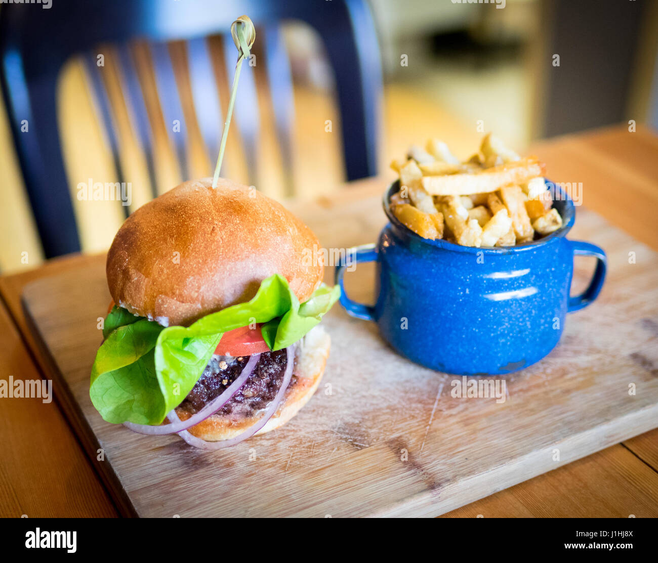 Un classico hamburger e patatine (hamburger e patatine fritte) da Ayden Cucina e bar a Saskatoon, Saskatchewan, Canada. Foto Stock