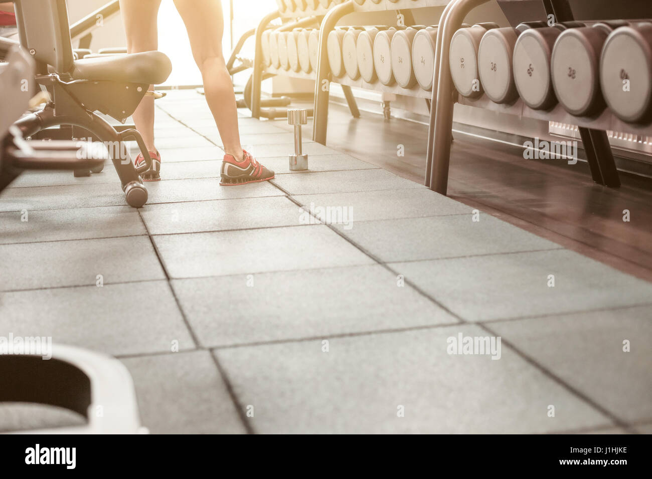 Le righe dei pesi nella palestra Foto Stock