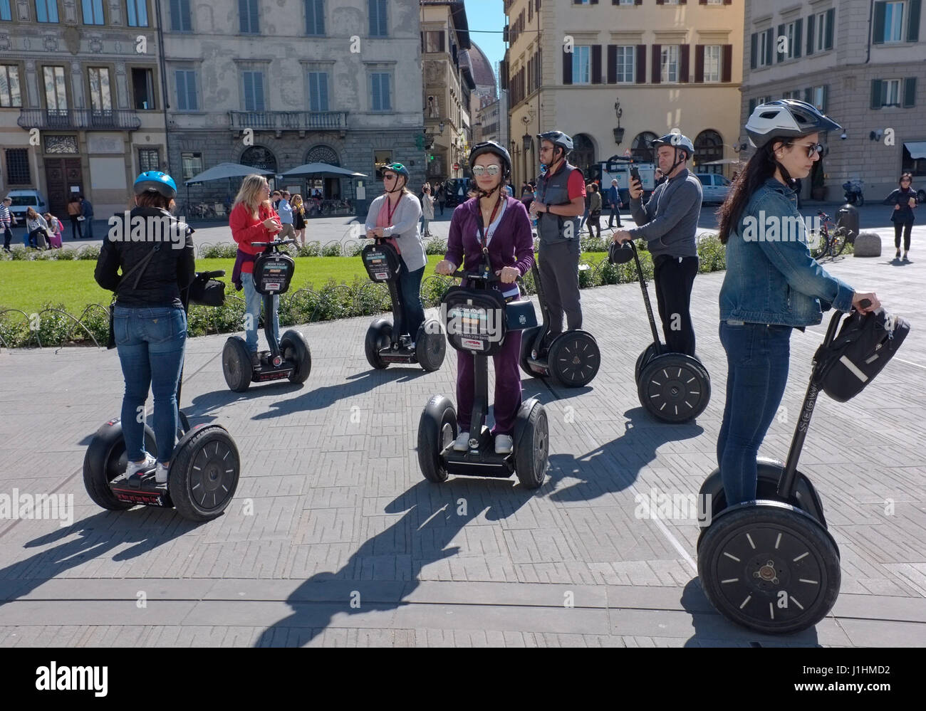 Gli utenti di Segway in Piazza Santa Maria Novella, Firenze, Italia Foto Stock