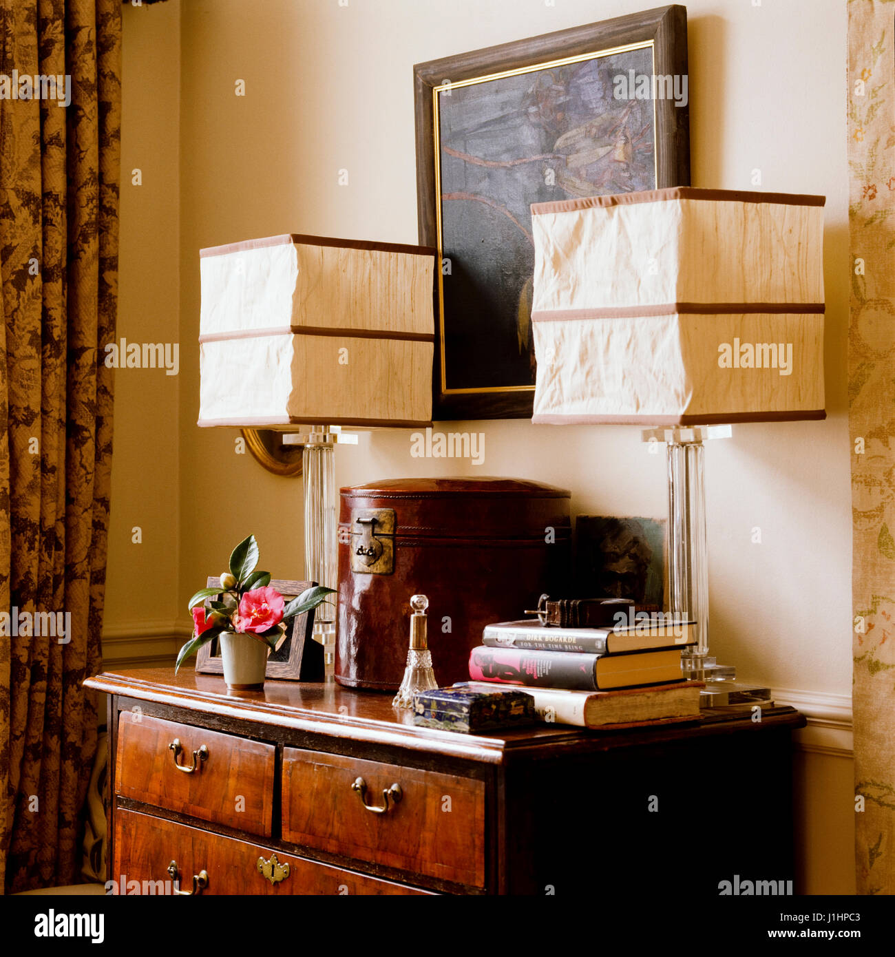 Lampade da tavolo sui cassetti di legno. Foto Stock