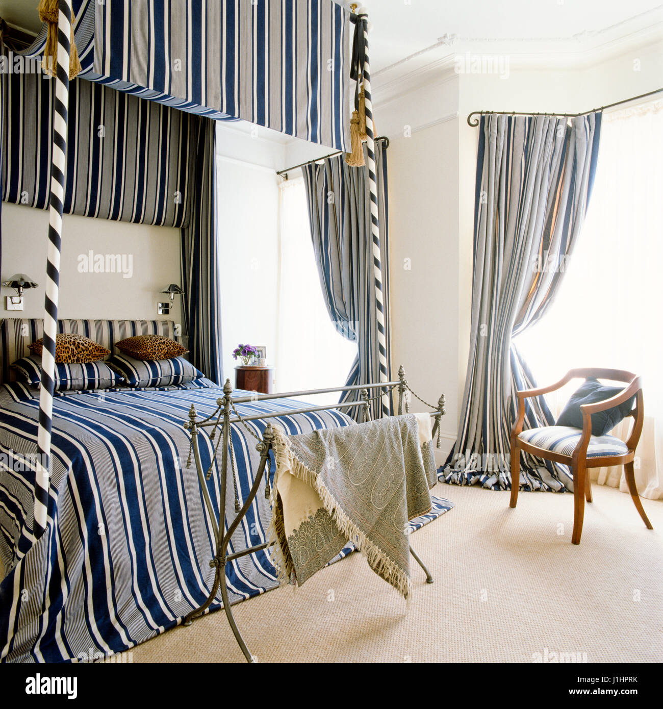 Striped letto a baldacchino. Foto Stock