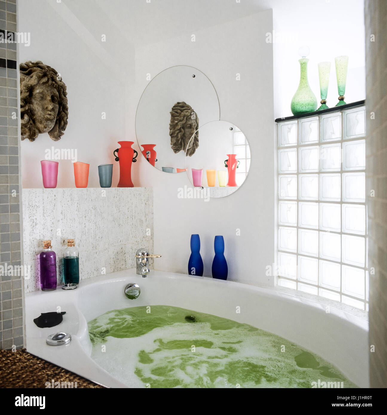 Bagno con vasi colorati. Foto Stock