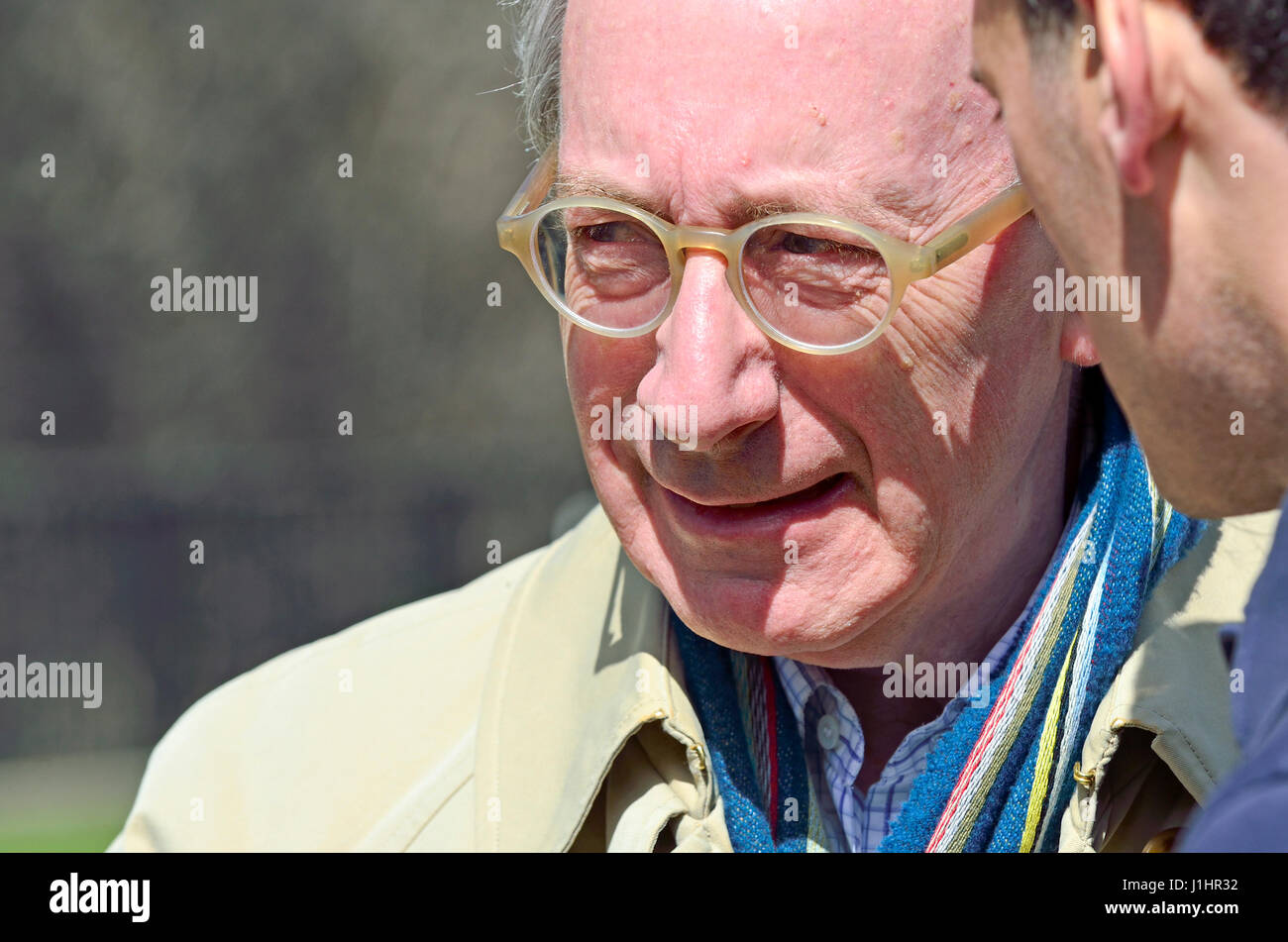 Sir Malcolm Rifkind, ex mp conservatore e il gabinetto del ministro, su College Green, Westminster per essere intervistato poco dopo l'annuncio di un Foto Stock