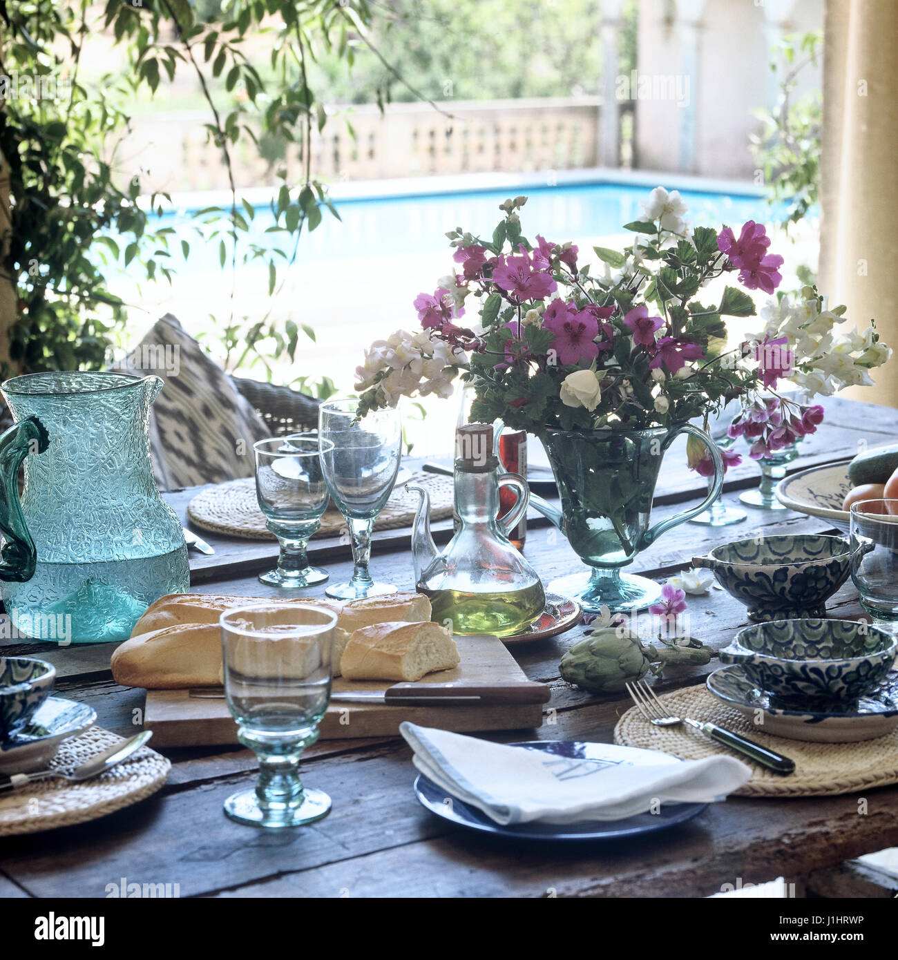 Impostare la tabella sul patio. Foto Stock