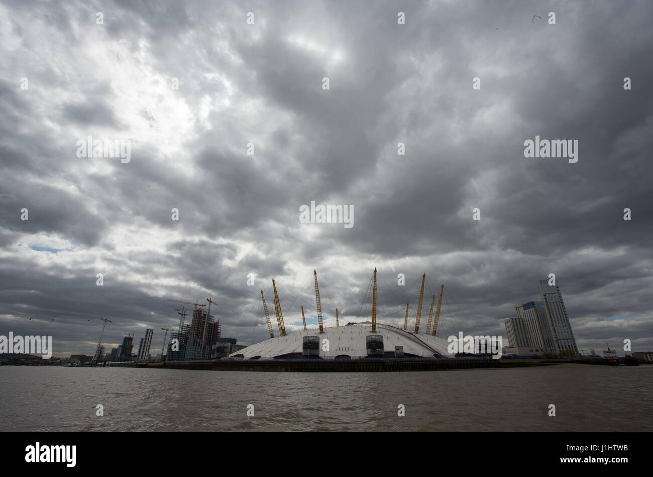 Vista generale GV dell'Arena O2 (ex Millennium Dome), penisola Square, Londra SE10 0DX come si vede dal Fiume Tamigi Foto Stock