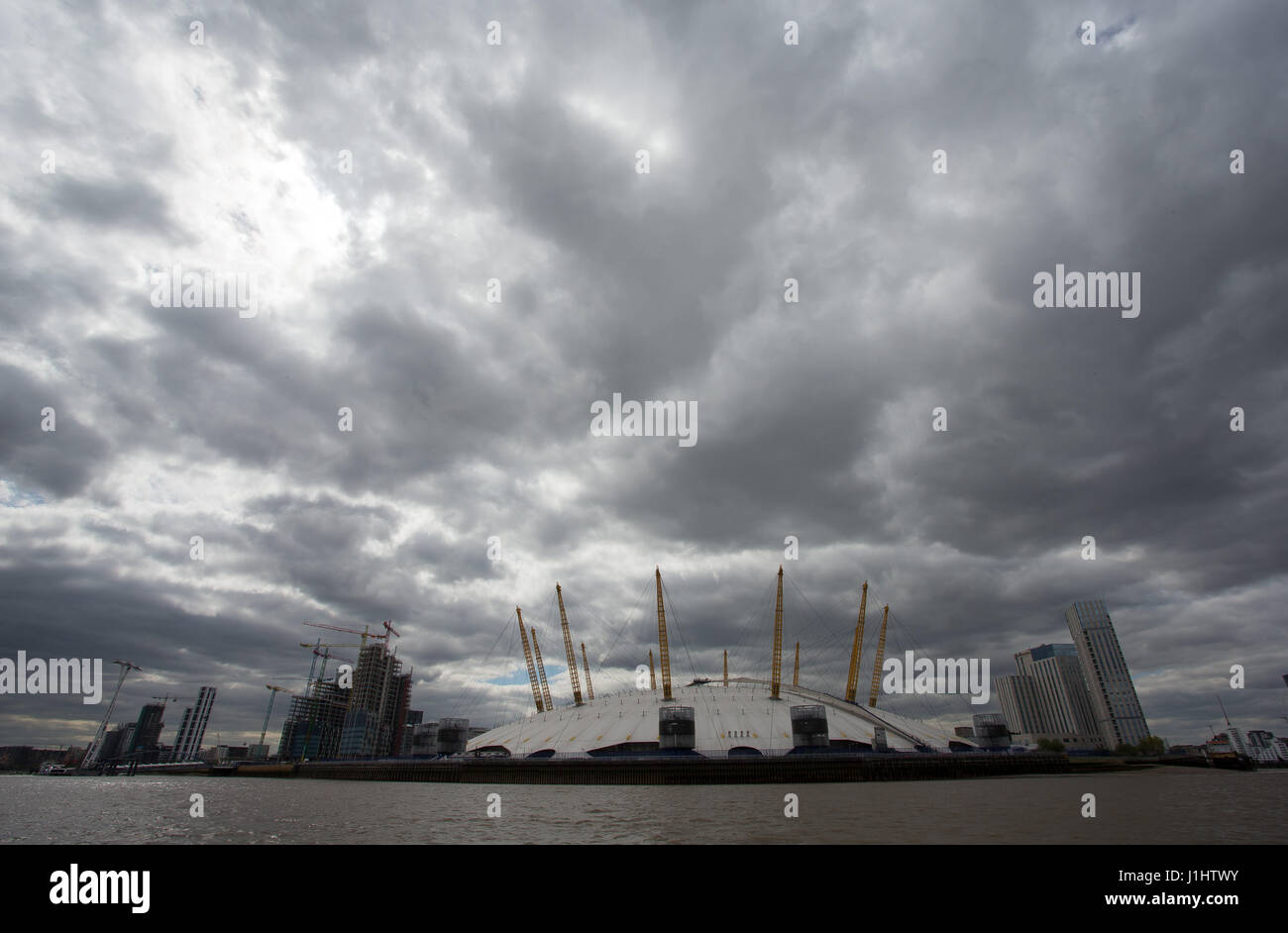 Vista generale GV dell'Arena O2 (ex Millennium Dome), penisola Square, Londra SE10 0DX come si vede dal Fiume Tamigi Foto Stock