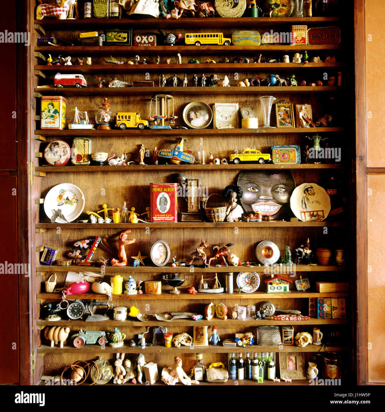 Ripiano pieno di antichi oggetti da collezione Foto stock - Alamy