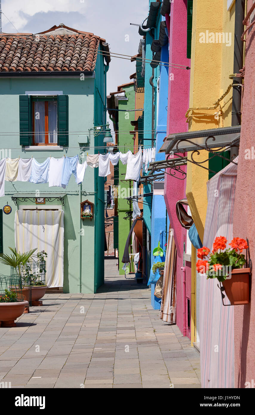 Burano è un'isola della Laguna Veneta, Italia settentrionale. Burano è noto per i suoi piccoli, dipinto luminosamente case,che sono popolari con gli artisti. Foto Stock