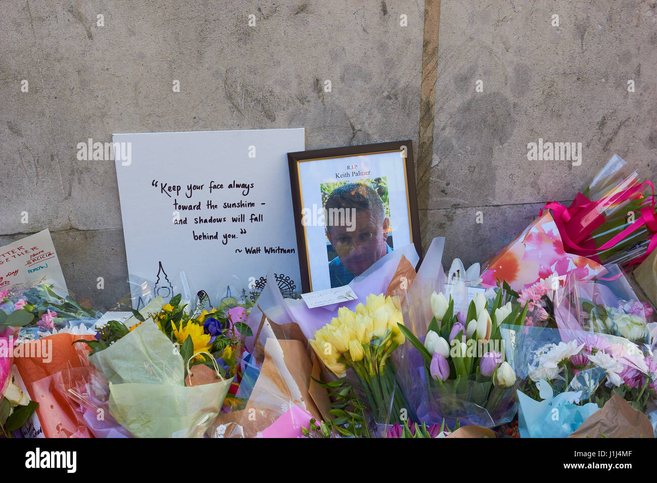 Fiori e omaggi a PC Keith Palmer e delle altre vittime della Westminster attacco terroristico a Londra, Inghilterra Foto Stock