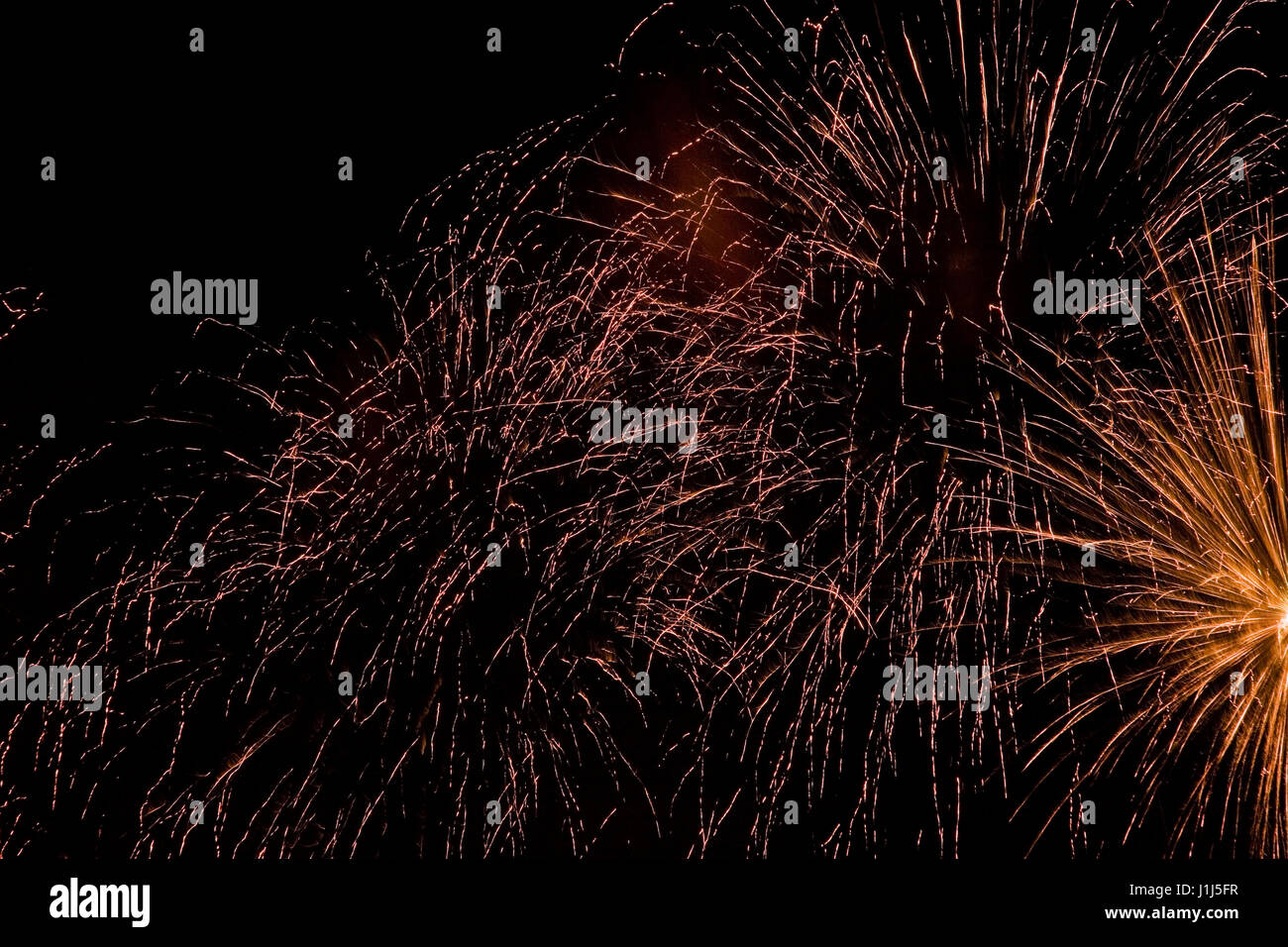 Arancione, rosso e oro fuochi d'artificio nel cielo notturno, La Ronde, Montreal, Quebec, Canada Foto Stock