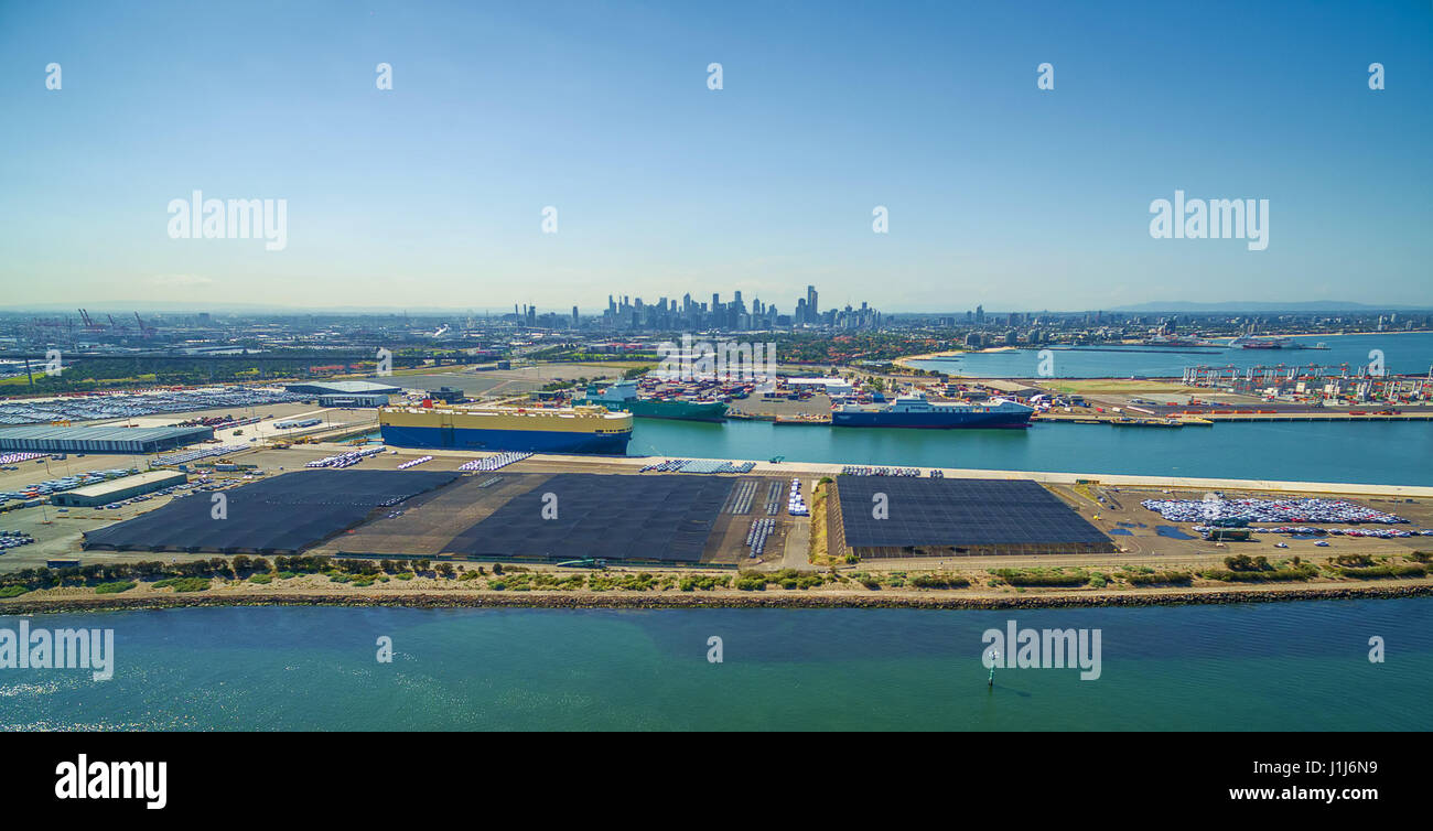 Panoramica aerea di Port Melbourne con agganciato il Carr vettori, Fiume Yarra e il CBD di Melbourne e skyline all'orizzonte. Melbourne, Victoria, Australia Foto Stock