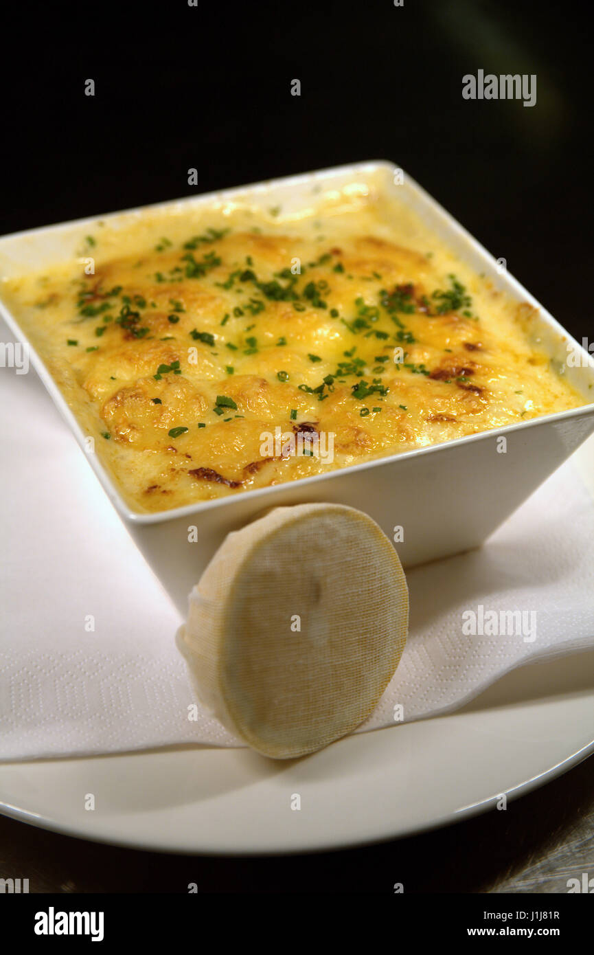 Un ristorante formaggio piatto pronto da servire Foto Stock