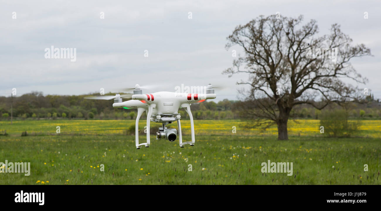 DJI Phantom drone basso fa passare su terreni agricoli Foto Stock