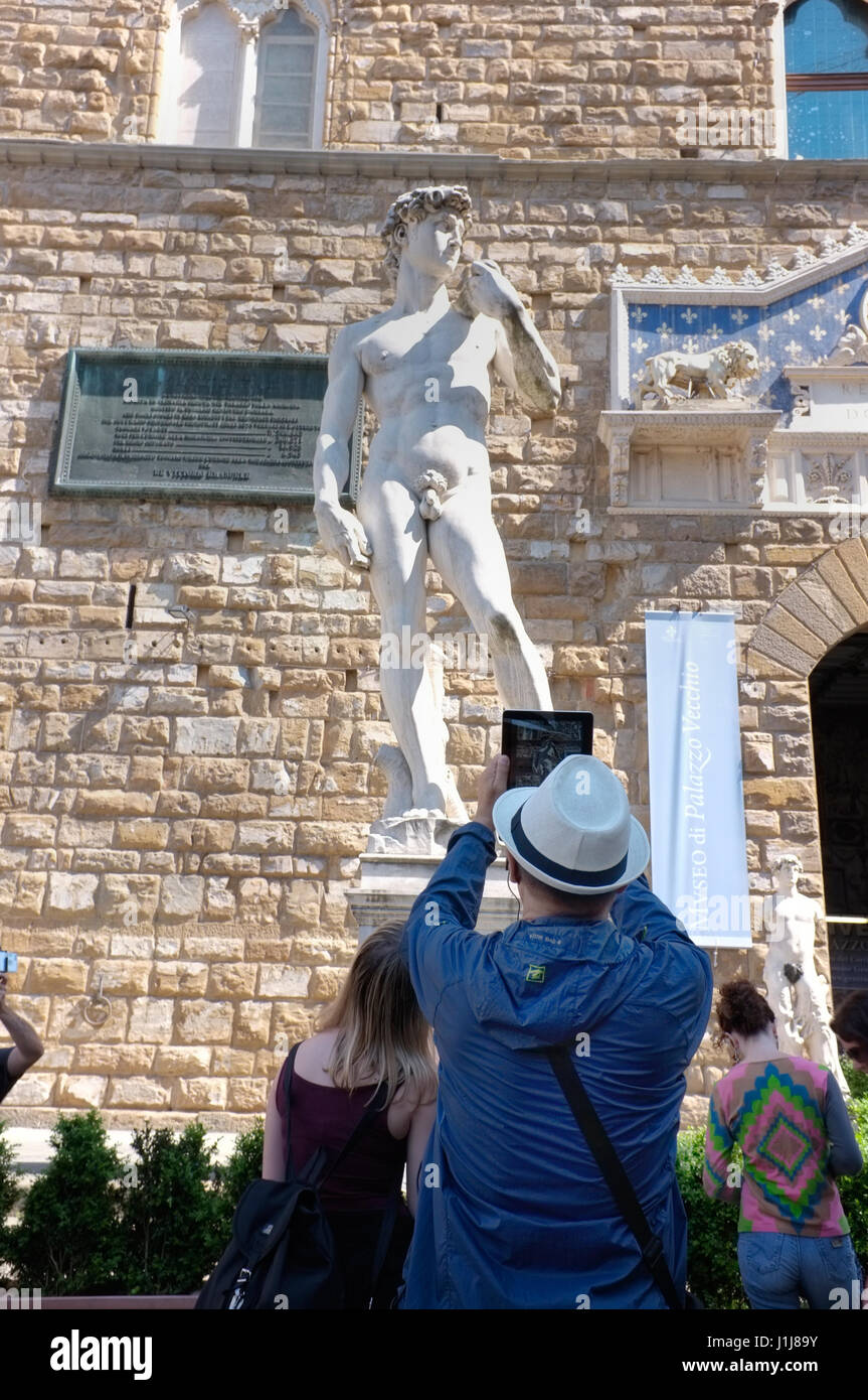 Uomo di fotografare il David di Michelangelo (copia) Foto Stock