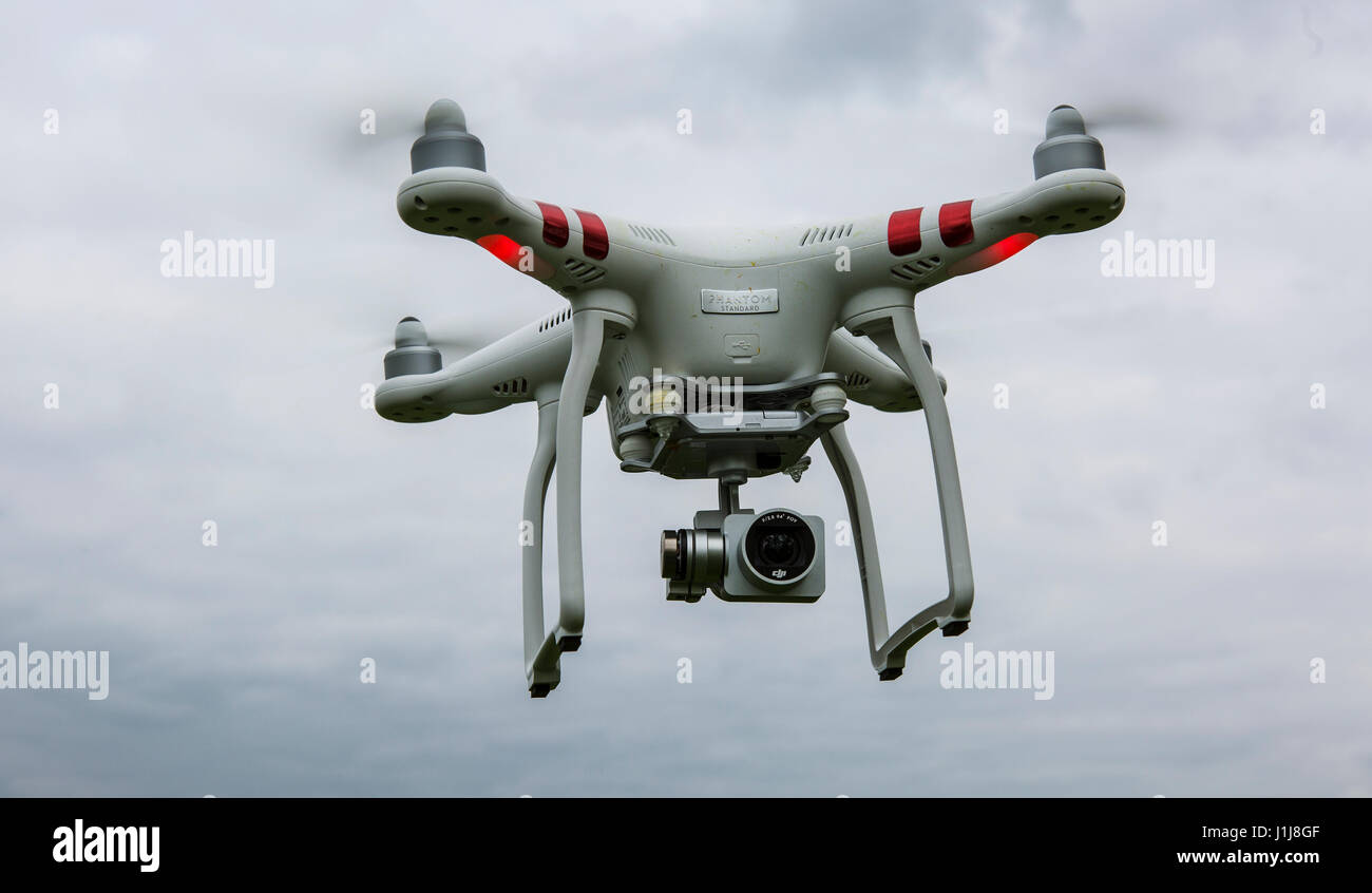 DJI Phantom drone contro un cielo nuvoloso scuro Foto Stock