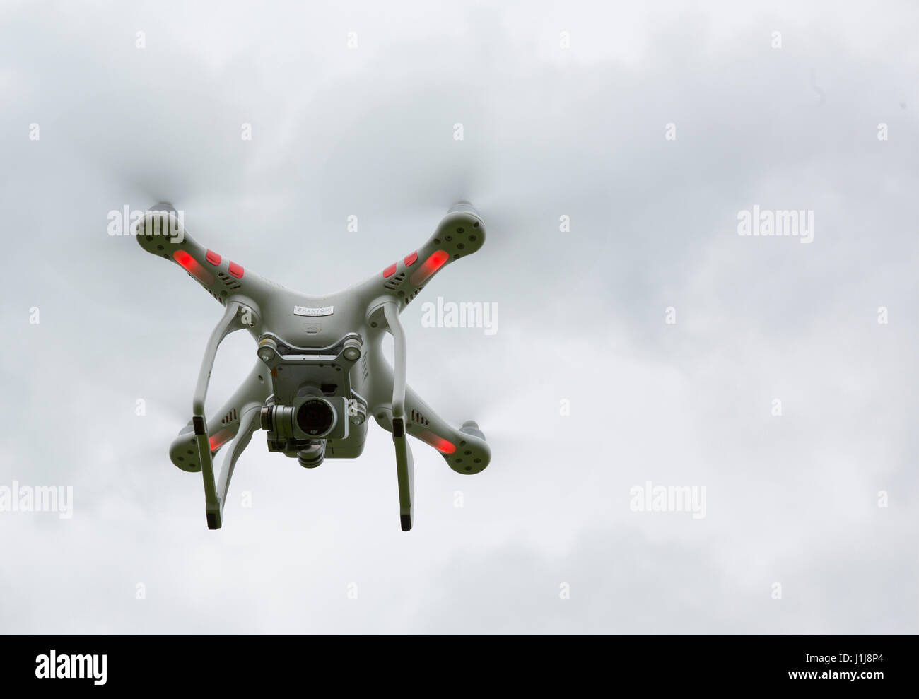 DJI Phantom drone contro un cielo nuvoloso Foto Stock