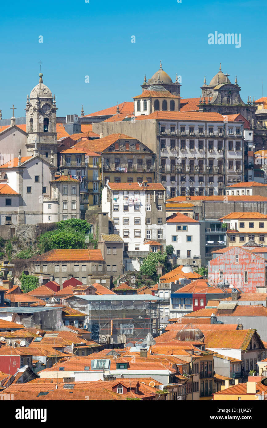 Ribeira Porto Portogallo, vista in estate della storica città vecchia Ribeira quartiere nel centro di Porto, Portogallo. Foto Stock