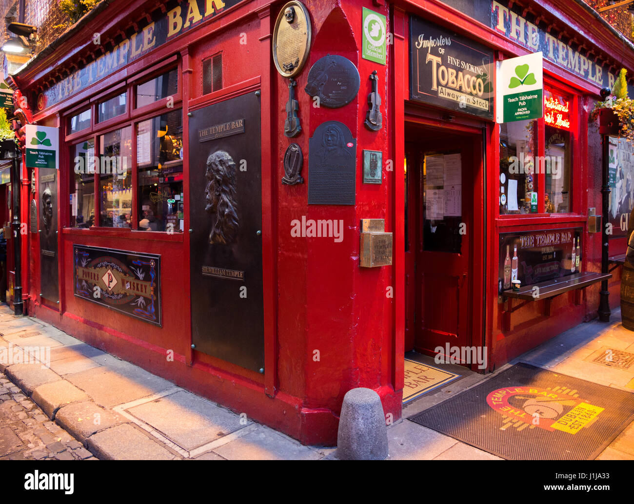 Dublino, Irlanda - Feb 15, 2014: il pub Temple Bar. Temple Bar storico quartiere è noto come Dublins quartiere culturale con la vivace vita notturna. Foto Stock