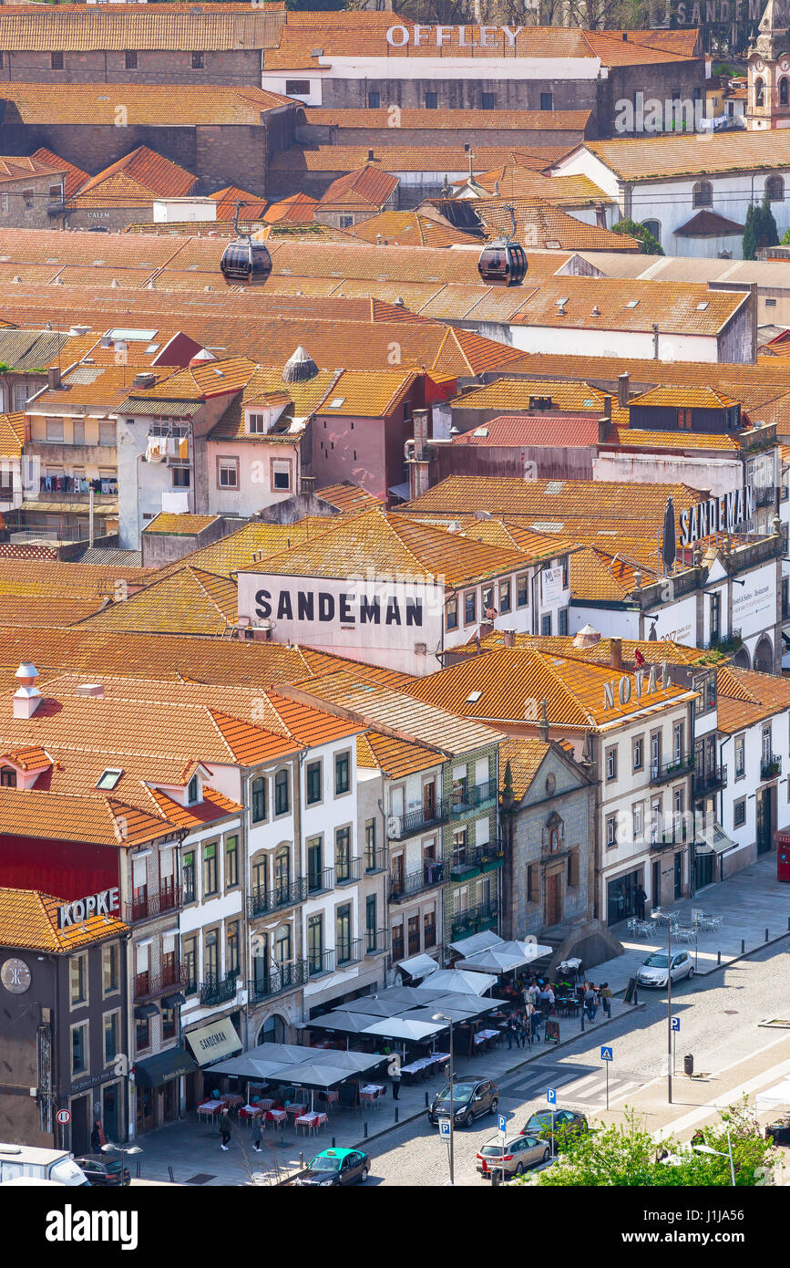Porto Portugal Gaia, vista delle famose logge portuali del vino situato lungo il lungomare del fiume Douro nel quartiere Gaia di Porto, Portogallo. Foto Stock