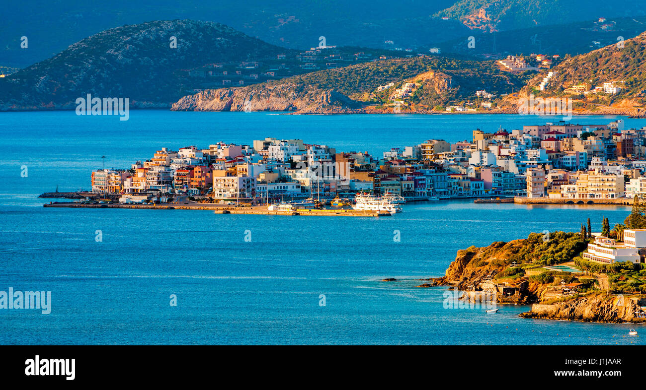 Vista di Agios Nikolaos, Creta, Grecia. Agios Nikolaos è una pittoresca città della parte orientale dell'isola di Creta costruita sul lato nord-ovest di th Foto Stock