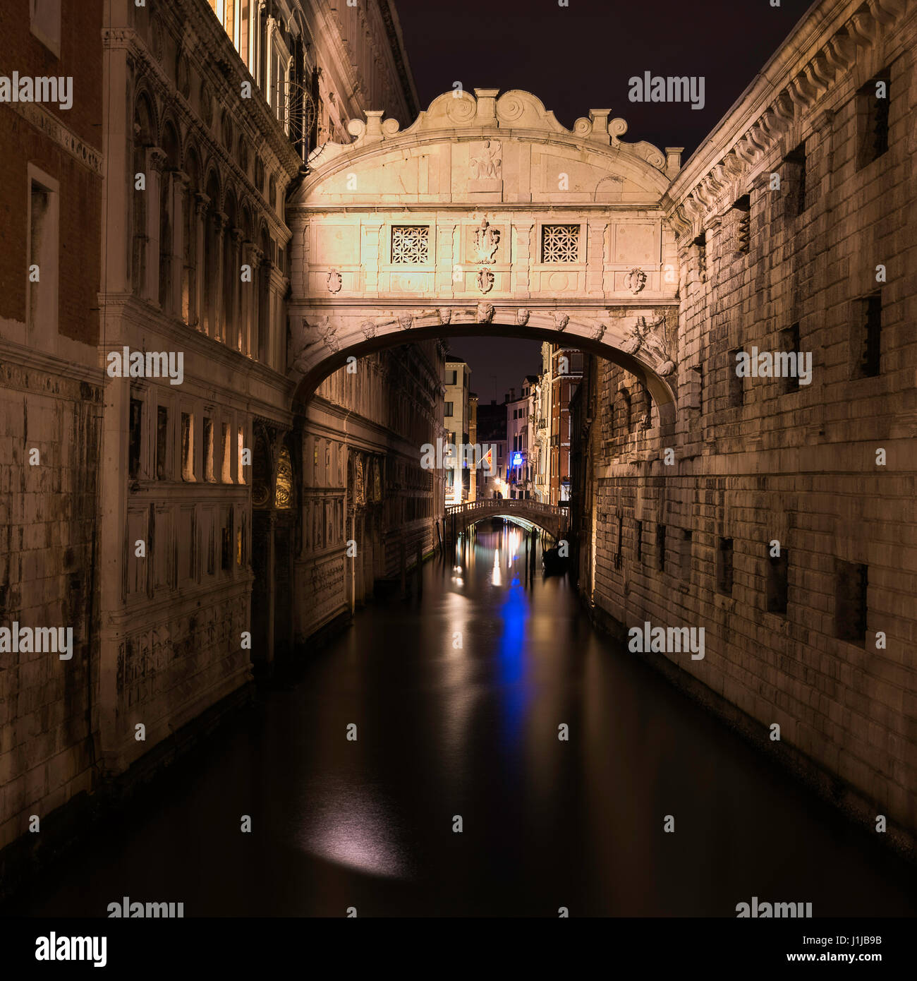 Una lunga esposizione immagini notturne del Ponte dei Sospiri oltre il rio di Palazzo Venezia Italia Foto Stock