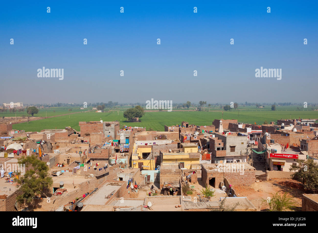 La vita nella periferia della città di hanumangarh con la campagna circostante visto da fort bhatner rajasthan sotto un cielo blu chiaro Foto Stock