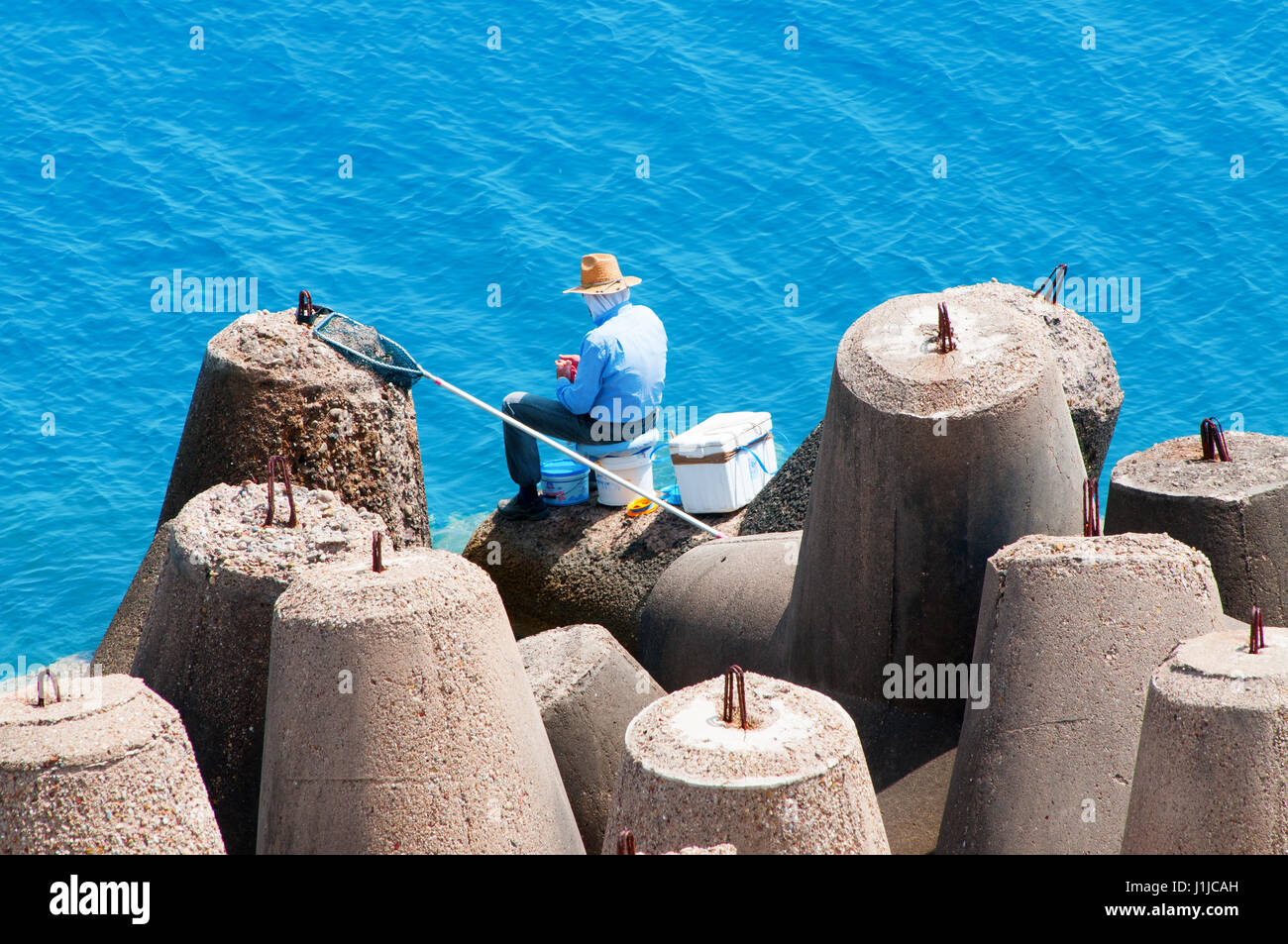 La singola persona la pesca nel Mediterraneo Foto Stock