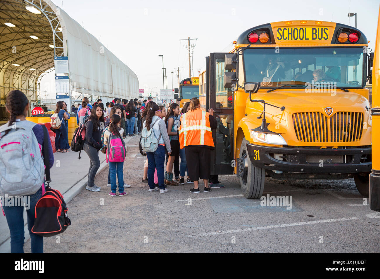 Columbus, New Mexico - Centinaia di bambini provenienti dalla città di confine di Palomas, croce di Chihuahua in Messico Nuovo ogni mattina e la scheda scuola-bus a un Foto Stock