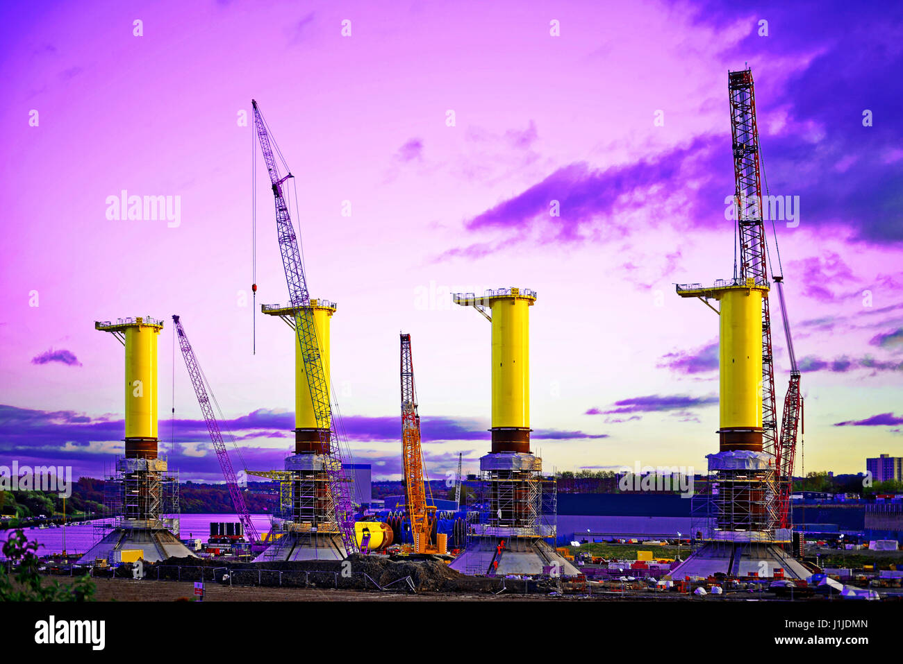 Pastore sulle turbine eoliche offshore Nettuno cantiere tecnologia Wallsend Newcastle upon Tyne al tramonto Foto Stock