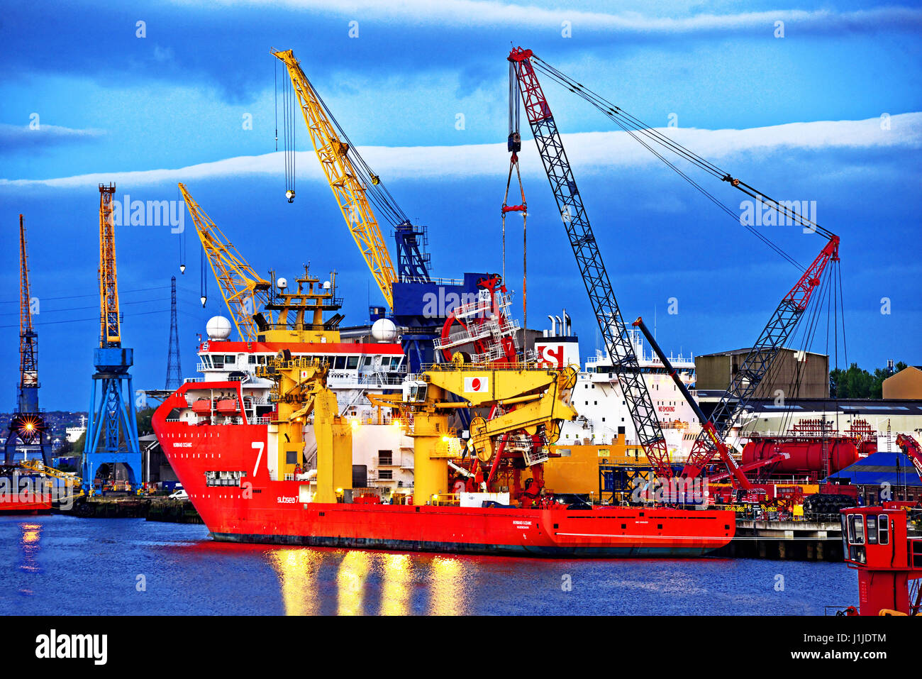 Subsea7 Sommergibile Subacqueo nave di supporto al A&P Appledore fiume Tyne tramonto Normand Oceanic Foto Stock