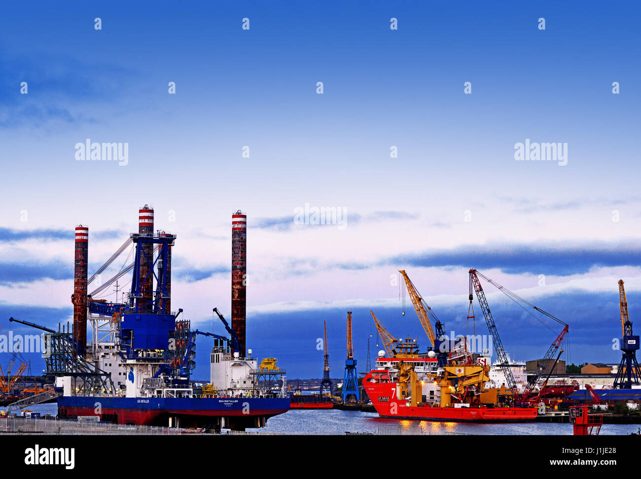 SEA Installer Jack UP RIG e Subsea7 subacquea sostegno nave fiume Tyne Foto Stock