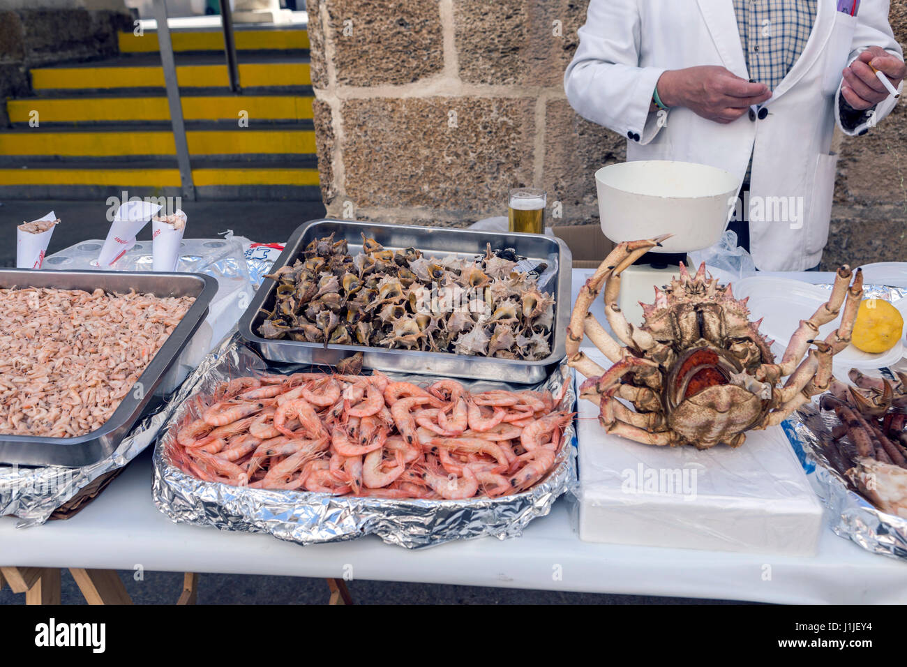 Tradizionale punto di vendita gamberi e gamberetti nella strada accanto al mercato a Cadice, Andalusia, Spagna Foto Stock