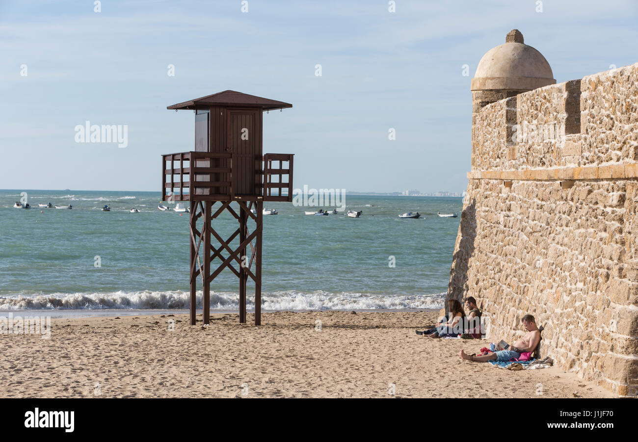 Vista della spiaggia di Torre bagnino, il Castello di San Sebastian in La Caleta Beach, Cadice, Andalusia, Spagna Foto Stock