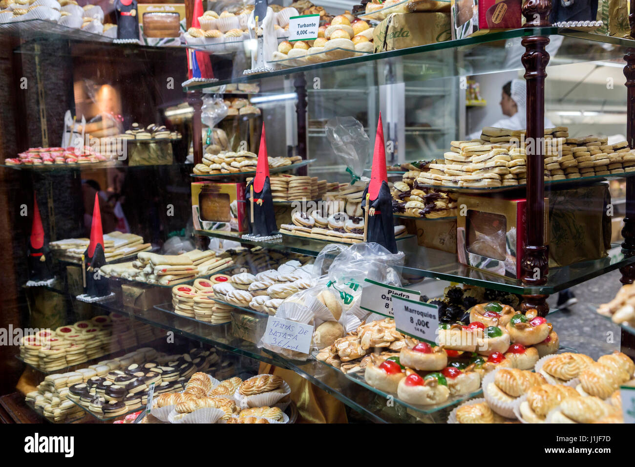 La vetrina della pasticceria tradizionale durante la settimana della festa della settimana santa, dolci tipici della regione di Cadice, Andalusia, Spagna Foto Stock