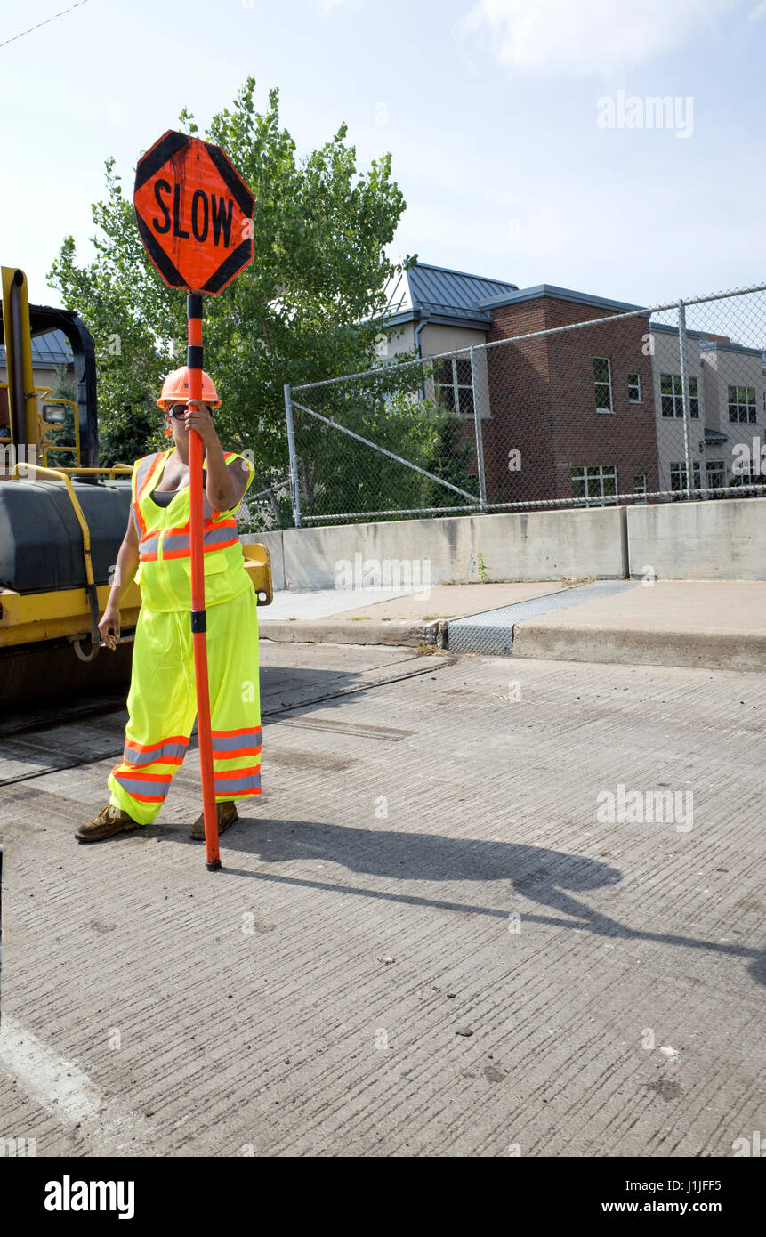 Le donne su strada equipaggio tenendo un segno lento. Minneapolis Minnesota MN USA Foto Stock