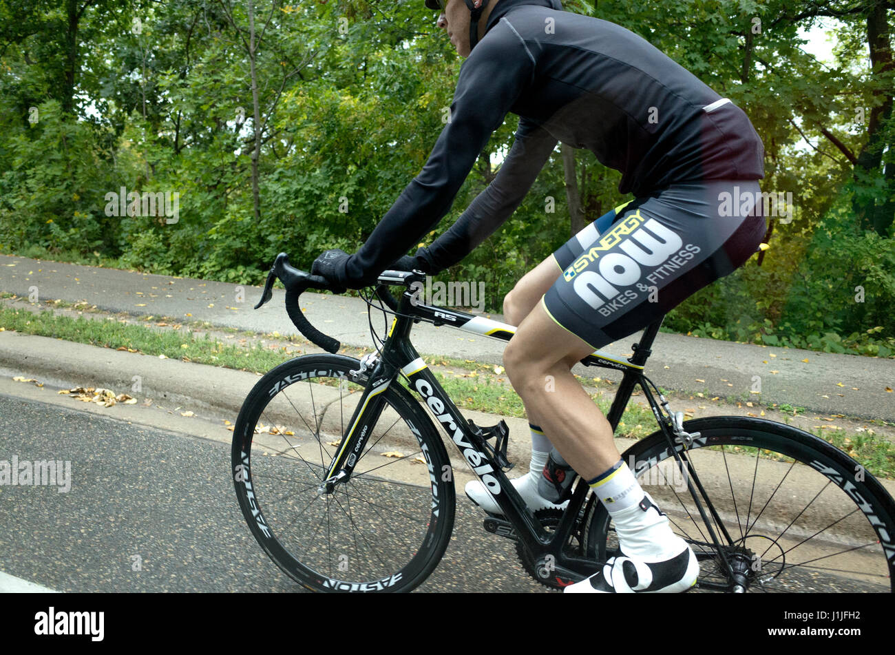 Uomo di atletica ciclismo in mountain bike lane indossare pantaloncini  bici. St Paul Minnesota MN USA Foto stock - Alamy