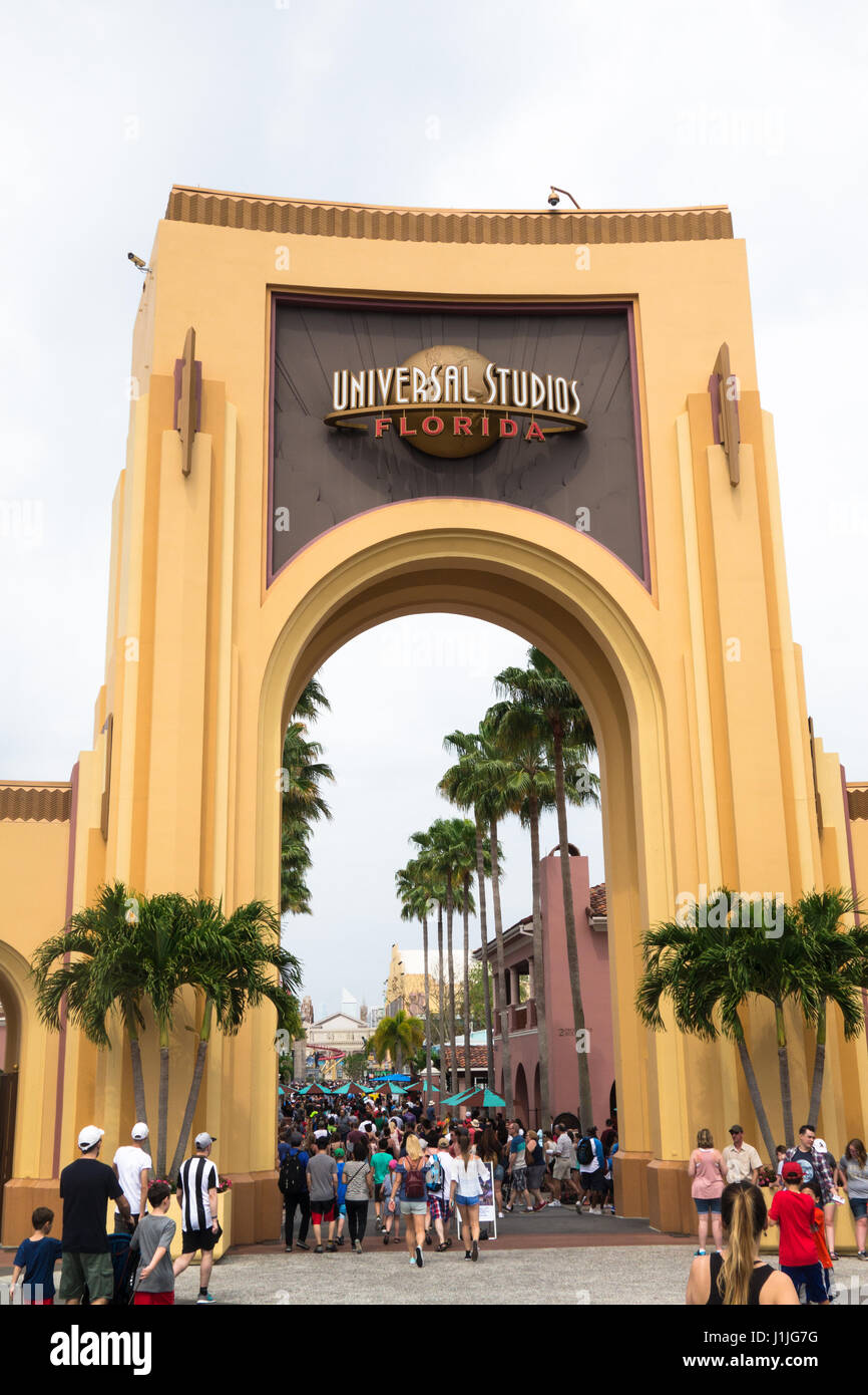 I turisti entrare gli Universal Studios e l'Universal Orlando Resort Orlando, Florida centrale, STATI UNITI D'AMERICA Foto Stock