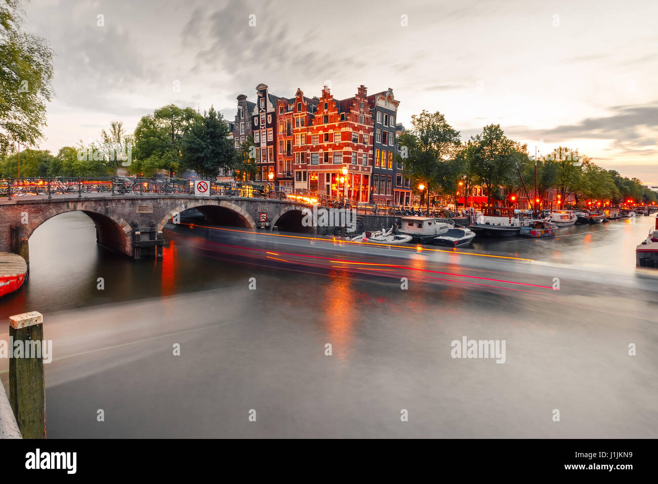 Notte Vista sulla città di Amsterdam canal e ponte Foto Stock