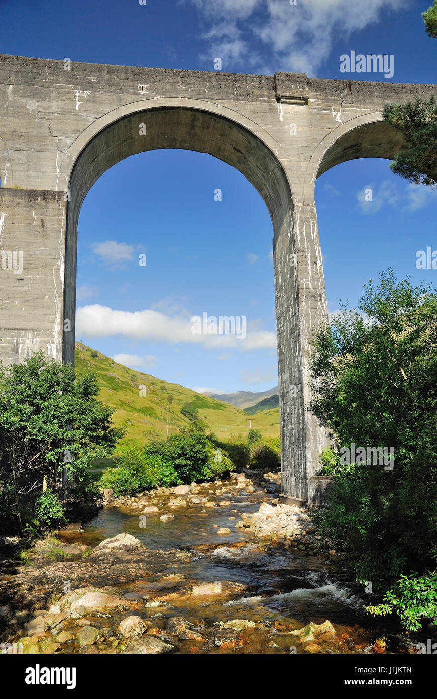 Viadotto Glenfinnan che porta il West Highland Railway, tra Fort William e Mallaig. Visto dal letto del fiume Finnan. Foto Stock