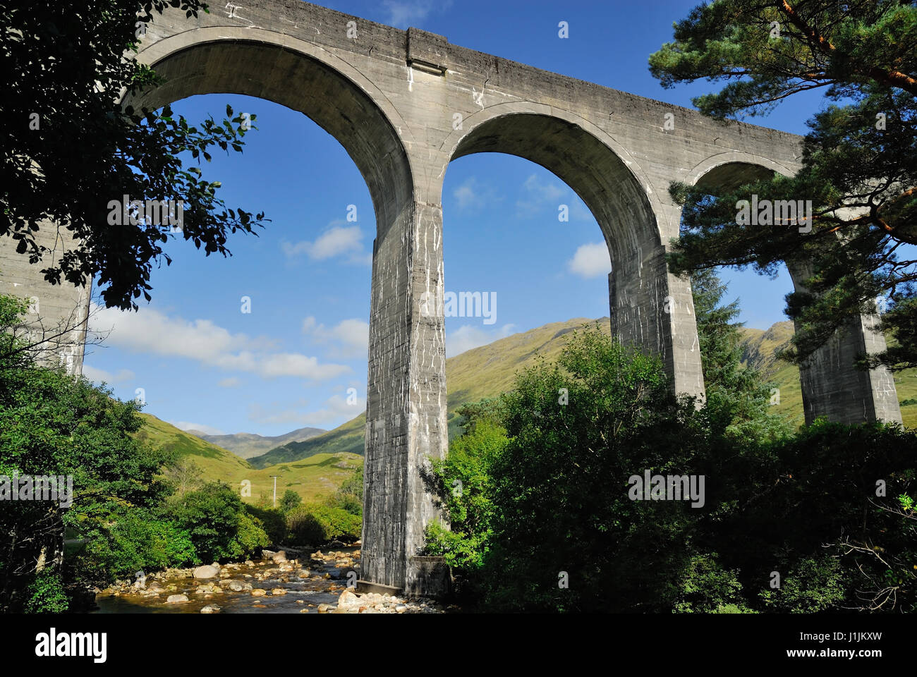 Viadotto Glenfinnan che porta il West Highland Railway, tra Fort William e Mallaig. Visto dal letto del fiume Finnan. Foto Stock