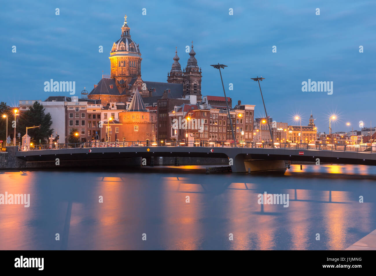 Notte Amsterdam canal e la Basilica di San Nicola Foto Stock