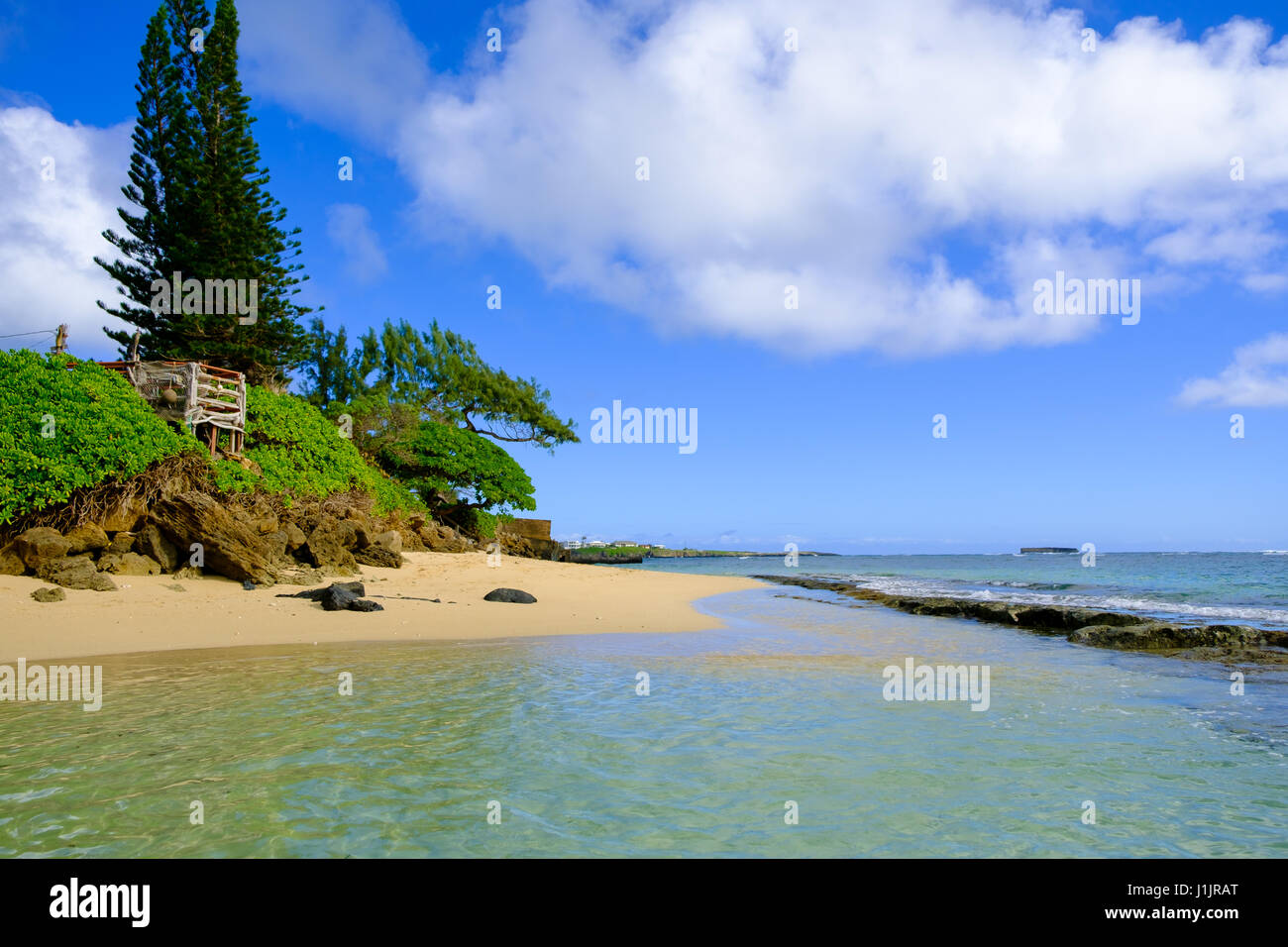 Travel paesaggio panoramico della vasca da bagno Beach in Laie Oahu Hawaii sulla sponda nord lato sopravento dell'isola. Foto Stock