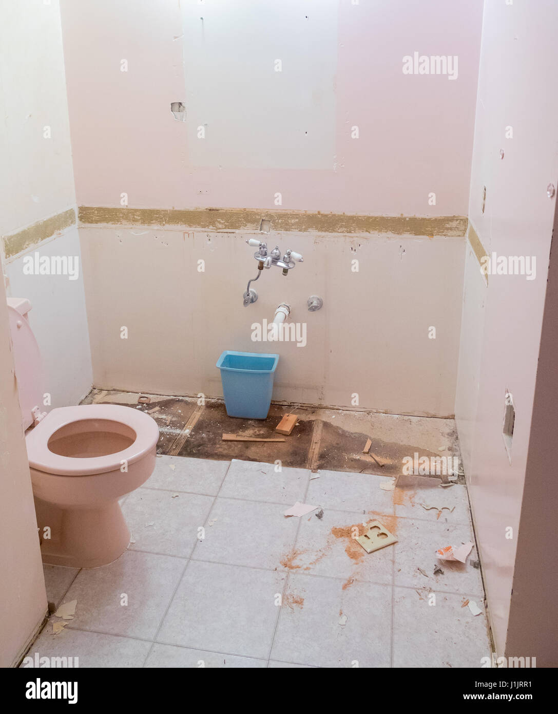 Bagno con toilette rosa durante la demo day su una casa residenziale lavori di rinnovamento e di grandi lavori di ristrutturazione. Foto Stock